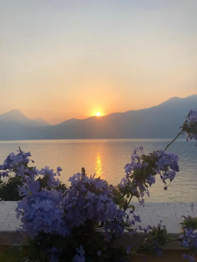 Appartamento Moderno Con Ampia Terrazza Castelletto Di Brenzone